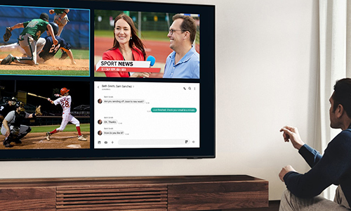 A man is using QLED's Multi view feature to enjoy a football match and view news on the same screen at the same time.